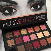 Palette eyeshadow milik Huda Beauty Rose Gold Palette mungkin sudah dimilik oleh setiap beauty influencer. Eyeshadow bernuansa pink dan kemerahan tersebut memang menjadi tren makeup mata di tahun ini. Tak heran, jika eyeshadow yang belum rilis resmi di Indonesia itu selalu terjual habis. Untungnya, banyak online shop di Indonesia yang menjual palette eyeshadow dengan warna-warna cantik itu.  Foto: dok. Huda Beauty.