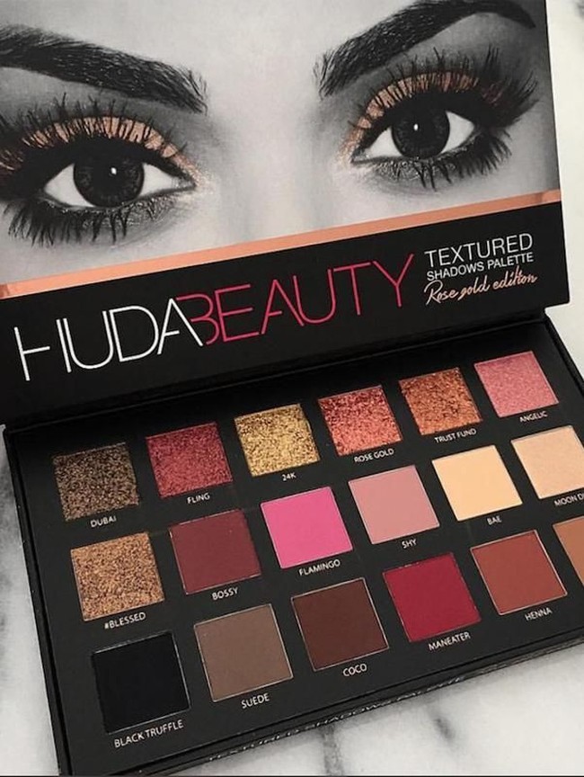 Palette eyeshadow milik Huda Beauty Rose Gold Palette mungkin sudah dimilik oleh setiap beauty influencer. Eyeshadow bernuansa pink dan kemerahan tersebut memang menjadi tren makeup mata di tahun ini. Tak heran, jika eyeshadow yang belum rilis resmi di Indonesia itu selalu terjual habis. Untungnya, banyak online shop di Indonesia yang menjual palette eyeshadow dengan warna-warna cantik itu.  Foto: dok. Huda Beauty.