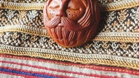 Campbell menamai tiap ukirannya. Yang ini bernama Merlin dan bisa dijadikan kalung. Foto: Avocado Stone Faces
