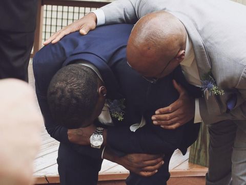 Terlalu Bahagia, Pria Ini Menangis Melihat Pengantin Wanitanya di Pernikahan