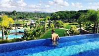 Foto: Saat liburan ke Portugal, Harry Kane juga menyempatkan berenang di kolam renang hotelnya. (Instagram/Harry Kane)
