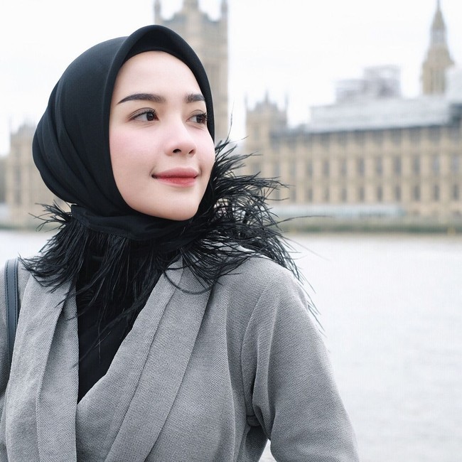 Gaya hijab lain yang juga tren di 2017 adalah kerudung dengan aksen rumbai, seperti yang dikenakan Hamidah Rachmayanti. Sejumlah desainer seperti Barli Asmara dan Ria Miranda pun pernah menyebutkan kalau aksen rumbai memang akan digemari di 2017. Foto: Dok. Instagram
