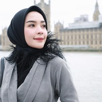 Gaya hijab lain yang juga tren di 2017 adalah kerudung dengan aksen rumbai, seperti yang dikenakan Hamidah Rachmayanti. Sejumlah desainer seperti Barli Asmara dan Ria Miranda pun pernah menyebutkan kalau aksen rumbai memang akan digemari di 2017. Foto: Dok. Instagram