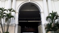 Sejak tahun 1828 sampai 1942 dan berlanjut di zaman kekuasaan Jepang di Indonesia antara tahun 1942-1945 serta jaman NICA tahun 1945-1949, akhirnya gedung tersebut diserahkan kepada Negara Republik Indonesia di tahun 1950, dan dilanjutkan pemanfaatannya sebagai kantor Kementerian Keuangan RI dengan Menteri Keuangan pertamanya yaitu A.A. Maramis.
