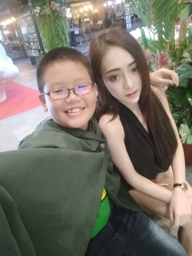 Ini Sosok Model Cantik yang Viral karena Kencan dengan Bocah 10 Tahun