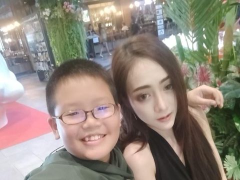  Kencan dengan Model Cantik dan Seksi, Bocah 10 Tahun Ini Jadi Viral