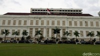 Lapangan di depan gedung biasanya digunakan untuk upacara oleh Menteri Keuangan dan Menko Perekonomian. Direktur Utama LMAN Rahayu Puspasari menjelaskan saat ini LMAN dengan pihak terkait masih melakukan diskusi dengan pihak pengelola gedung seluas 12.000 meter persegi ini.