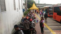 Ojek Pangkalan (opang) ternyata masih ada yang mangkal di depan pintu masuk Stasiun Tanah Abang, Jakarta Pusat. Atas alasan ekonomi, para opang cuek mangkal di depan Stasiun Tanah Abang meski tahu melanggar aturan. Foto diambil pukul 17.00 WIB, Rabu (27/12/2017) hari ini.