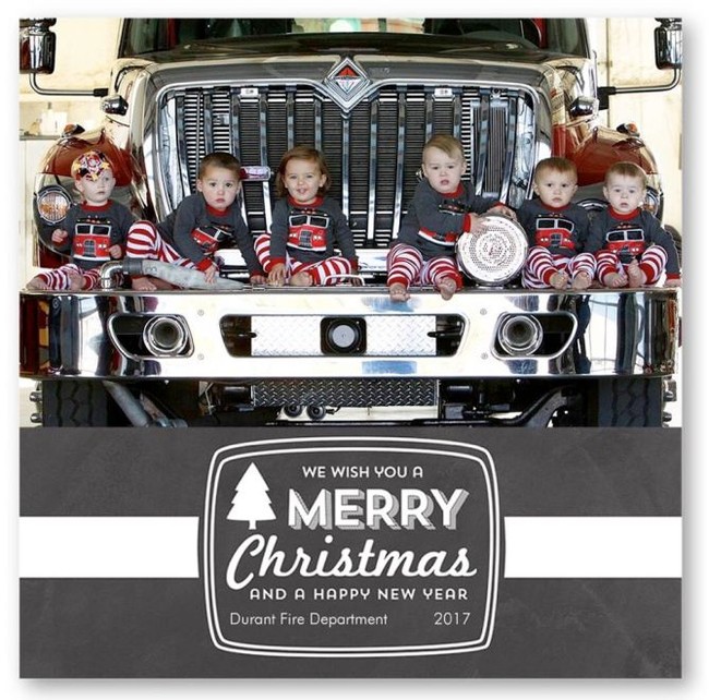 Bagaimana dengan kartu Natal yang satu ini? Petugas pemadam kebakaran di Oklahoma menjadi sorotan tahun lalu saat membuat pemotretan kartu Natal dengan model enam anak mereka. Keenam bayi tersebut duduk dengan wajah polos memakai baju kembar di atas mobil pemadam kebakaran. Foto: Ist.