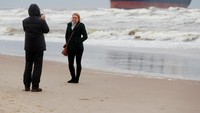 Kapal tersebut, Ocean Crown jenis supramax bulk carrier kandas di depan bibir pantai di Girulai, Klaipeda, Lithuania pada 24 Desember./Foto: REUTERS/Ints Kalnins