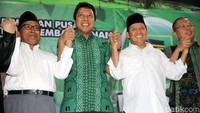 Romahurmuziy bergandengan tangan dengan Ahmad Hidayat Mus (AHM) dan Rivai Umar usai menyampaikan deklarasi dukungan.
