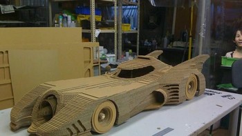 Batmobile pun bisa dibikin dengan kardus. Foto: Facebook