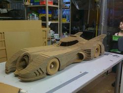 Pria Ini Sulap Kardus Bekas Jadi Robot Gundam Hingga Batmobile