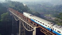 Dan yang nggak kalah mengerikan ada juga di Indonesia. Yakni Jalur Kereta Argo Gede, Indonesia. Kereta Argo Gede ini harus melewati jembatan Cikubang sepanjang 300 meter yang menghubungkan Bandung dan Jakarta. Jembatan ini terletak di Padalarang, Bandung Barat, Jawa Barat. Foto: Istimewa/engineeringworldchannel