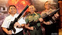 Direktur Utama PT. Pindad Abraham Mose (kiri), Kepala Staf TNI Angkatan Darat Jenderal TNI Mulyono (tengah) dan Komisaris Utama PT Pindad serta Wakapolri Komjen Pol Syafruddin (kanan) saat berfoto bersama saat memberikan apresiasi untuk Kontingen TNI AD pemenang lomba tembak ASSAM dan AARM di Jakarta, Rabu (27/12/2017).