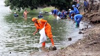 Petugas PPSU ini selalu membersihkan Danau Sunter karena akan digunakan sebagai tempat latihan berselancar jelang Asian Games 2018.
