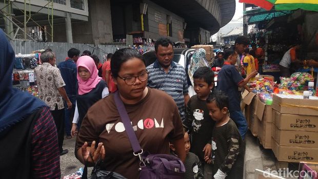 Pedagang Kembang Api Pasar Pagi Tambora Tumpahi Jalan, Lalin Macet