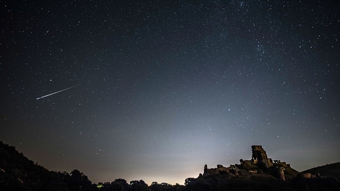 Pemandangan langit di atas Corfe Castle, Inggris, pada 12 Agustus 2016.