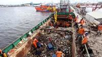 Kapal tersebut mengangkut sedikitnya 7 hingga 8 ton sampah per-harinya.