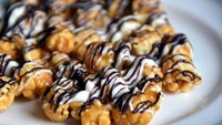 Zebra popcorn ini dibuat dengan perpaduan bahan-bahan manis, seperti cokelat putih, cokelat dan popcorn karamel. Yummy! Foto: Istimewa