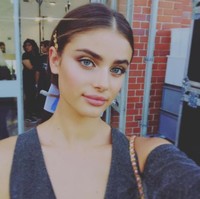Model Taylor Hill memiliki bibir yang tak kalah seksi dengan aktris Hollywood lainnya. (Foto: Instagram)