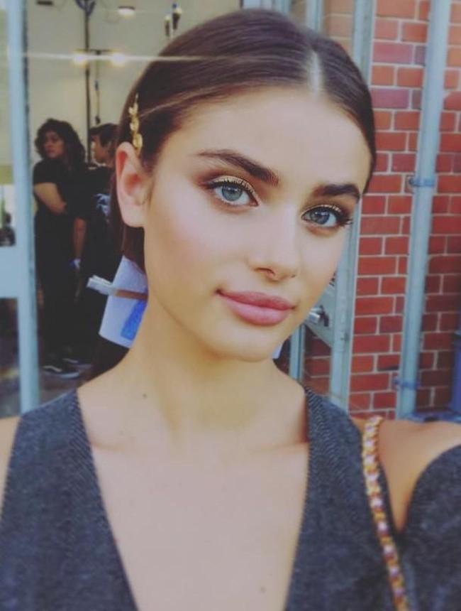 Model Taylor Hill memiliki bibir yang tak kalah seksi dengan aktris Hollywood lainnya. (Foto: Instagram)