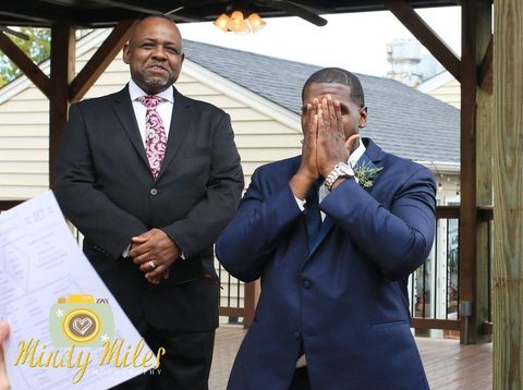 Terlalu Bahagia, Pria Ini Menangis Melihat Pengantin Wanitanya di Pernikahan