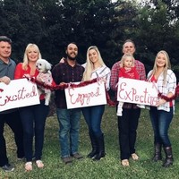 Foto yang satu ini sungguh unik. Mereka berpose untuk Natal dengan memperlihatkan perbedaan status masing-masing. Ada yang sudah menikah, tunangan, menantikan anak mereka, hingga hanya nama saja yang artinya masih jomblo.  Foto: Dok. Courtesy Emily Seawright