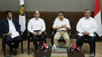 Menteri ESDM Ignasius Jonan didampingi Wakil Menteri ESDM Arcandra Tahar, Dirut Pertamina Elia Manik, dan Dirut PLN Sofyan Basir menggelar jumpa pers usai melakukan pertemuan membahas tarif listrik dan BBM di gedung Kementerian ESDM, Jakarta, Rabu (27/12/2017).