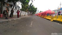 Area trotoar di sekitar Stasiun Tanah Abang sejak pagi hingga jelang siang steril dari PKL karena ada banyak petugas Satpol PP yang berjaga-jaga. 
