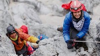 Bukan hanya sebatas di dinding, Nadine juga hobi mount climbing. Mount climbing, hiking, wall climbing, dan lain-lain adalah aktivitas favoritku, dan aku ingin melakukan aktivitas ini terus sampai tua nanti, tulisnya di foto unggahannya. (Foto: Instagram/@nadinelist)