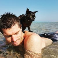 Nathan berenang bersama pemiliknya (nathan_thebeachcat/Instagram)