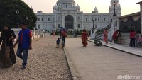 Sempat menjadi ibu kota negara, membuat Kolkata mempunyai keterikatan yang kuat dengan Kerajaan Britania Raya. Lord Curzon, raja muda yang ditunjuk untuk menjadi perwakilan Kerajaan Inggris di India memilih Kolkata, sebagai tempat untuk membangun monumen memperingati wafatnya Ratu Victoria pada tahun 1901 (Masaul/detikTravel)