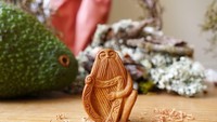 Campbell menjual karyanya di situs Avocado Stone Faces. Salah satunya Dagda yang sedang memainkan harpa. Foto: Avocado Stone Faces