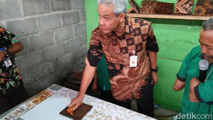 Gubernur Ganjar Membatik Bersama Kaum Disabilitas di Blora