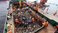 Kapal tongkang yang mengangkut sampah yang diambil dari lautan sedang bersandar di Pelabuhan Muara Angke.