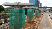 Tiang pancang proyek infrastruktur LRT terlihat di Jl Rasuna Said, Jakarta, Rabu (27/12). Bank Dunia proyeksi ekonomi Indonesia bisa tumbuh 5,1% atau lebih rendah dari yang ditetapkan pemerintah dalam asumsi pada Anggaran Pendapatan dan Belanja Negara (APBN) sebesar 5,2%. Dibandingkan tahun lalu, posisi sekarang lebih baik.