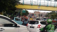 Lalu lintas di sekitar kawasan Tanah Abang siang ini terpantau padat dipenuhi kendaraan umum maupun pribadi.