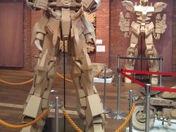 Pria Ini Sulap Kardus Bekas Jadi Robot Gundam Hingga Batmobile