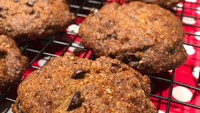 Liburan Natal ini Tata menyempatkan membuat cookies double chocolate. Ia menambahkan bubuk dark chocolate agar hasilnya lebih lezat. Foto: Instagram @tatacahyani