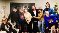 Hal serupa juga dilakukan Miley Cyrus yang juga kumpul bersama keluarga besarnya itu. (Dok. Instagram)