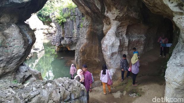 Gua/Taman Batu Ngerit Trenggalek/