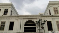Berdasarkan website Kementerian Keuangan Gedung AA Maramis dibangun pada 7 Maret 1809 atas Gubernur Jenderal Hindia Belanda Herman Willem Daendels, untuk memindahkan istana Batavia yang mulai kumuh di muara Sungai Ciliwung ke wilayah pusat ibu kota baru Weltevreden.