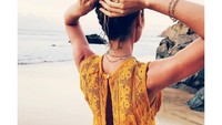 Di sela-sela kesibukannya sebagai model, Candise Swanepoel sering mencuri-curi waktu untuk bersantai di pantai. (angelcandices/Instagram)