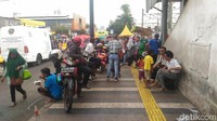 Para opang ini mangkal di trotoar jalan, tepat di depan pintu keluar Stasiun Tanah Abang. Sebenarnya para opang sudah diarahkan pindah ke lahan kosong di Jalan Jati Baru untuk mengambil penumpang. Ada yang mengindahkan, namun tidak sedikit yang cuek.