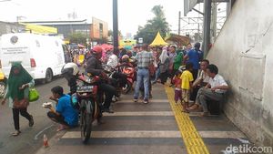 Penampakan Opang dan PKL Mangkal Lagi di Trotoar Stasiun Tanah Abang