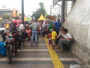 Opang dan PKL Masih Mangkal di Trotoar Stasiun Tanah Abang