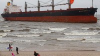 Karena ada kapal, para peselancar kudu mengalah/Foto: REUTERS/Ints Kalnins