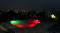 Warna merah, lalu berganti menjadi kuning, berganti lagi menjadi hijau, biru, ungu dan terus berubah-ubah (Wisma Putra/detikTravel)