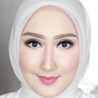 Setelah printed scarf, hijab organza yang menjadi tren di kalangan hijabers Indonesia. Hijab organza juga menjadi pilihan para hijabers Indonesia untuk merayakan Idul Fitri di 2017. Hijab segi empat berbahan organza yang menjadi primadona. Hijab dengan material ini membuat penampilan terlihat lebih elegan walau berpakaian kasual.  Foto: Dok. Instagram